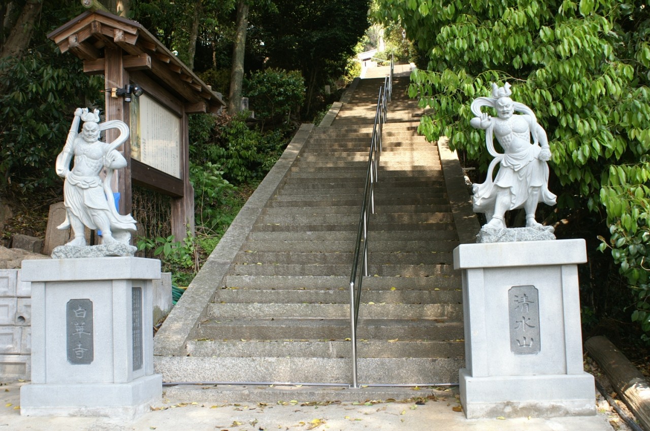 山門の仁王像石仏と本堂に続く石段