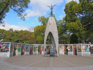 広島 hiroshima 「原爆の子の像」 ビンテージポスター by NAKAO 広島 hiroshima 「原爆の子の像」 ビンテージポスター by NAKAO