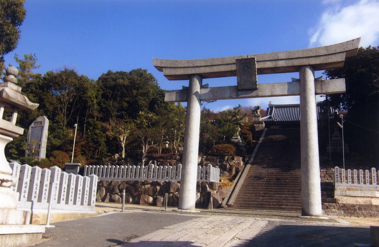 参道より??境内を眺む