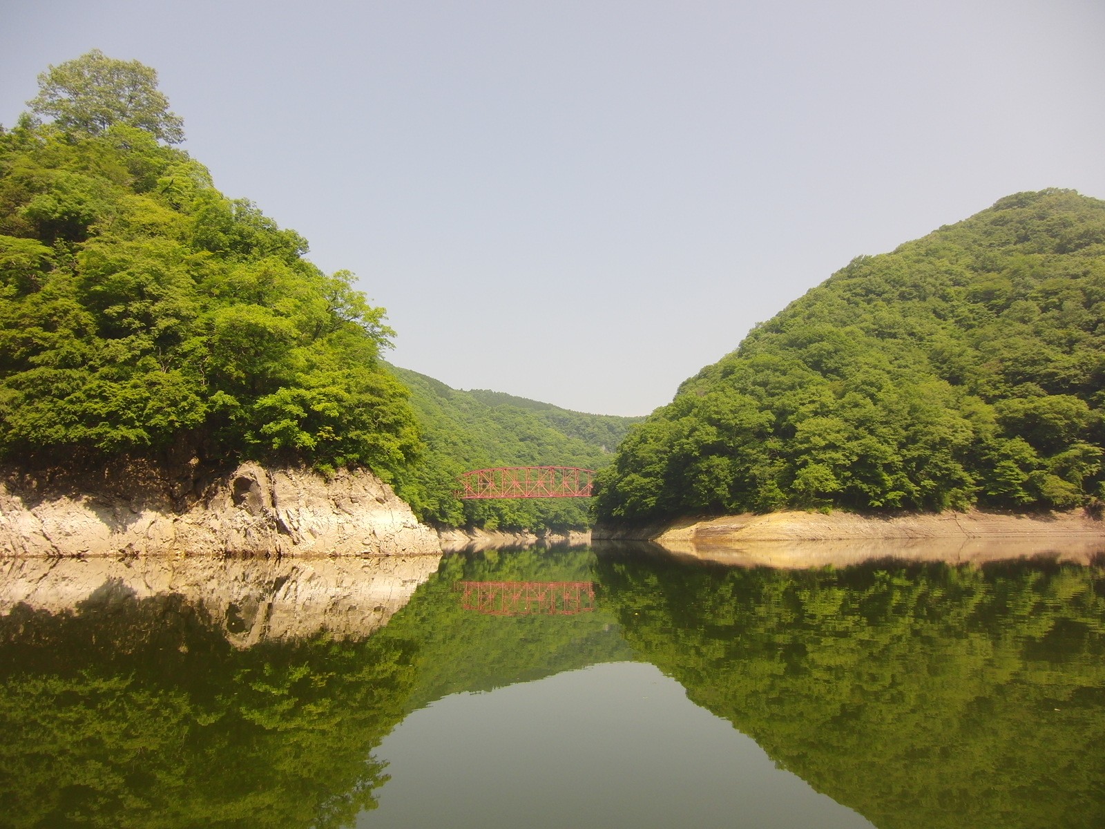 神龍湖に写る岸辺の風景