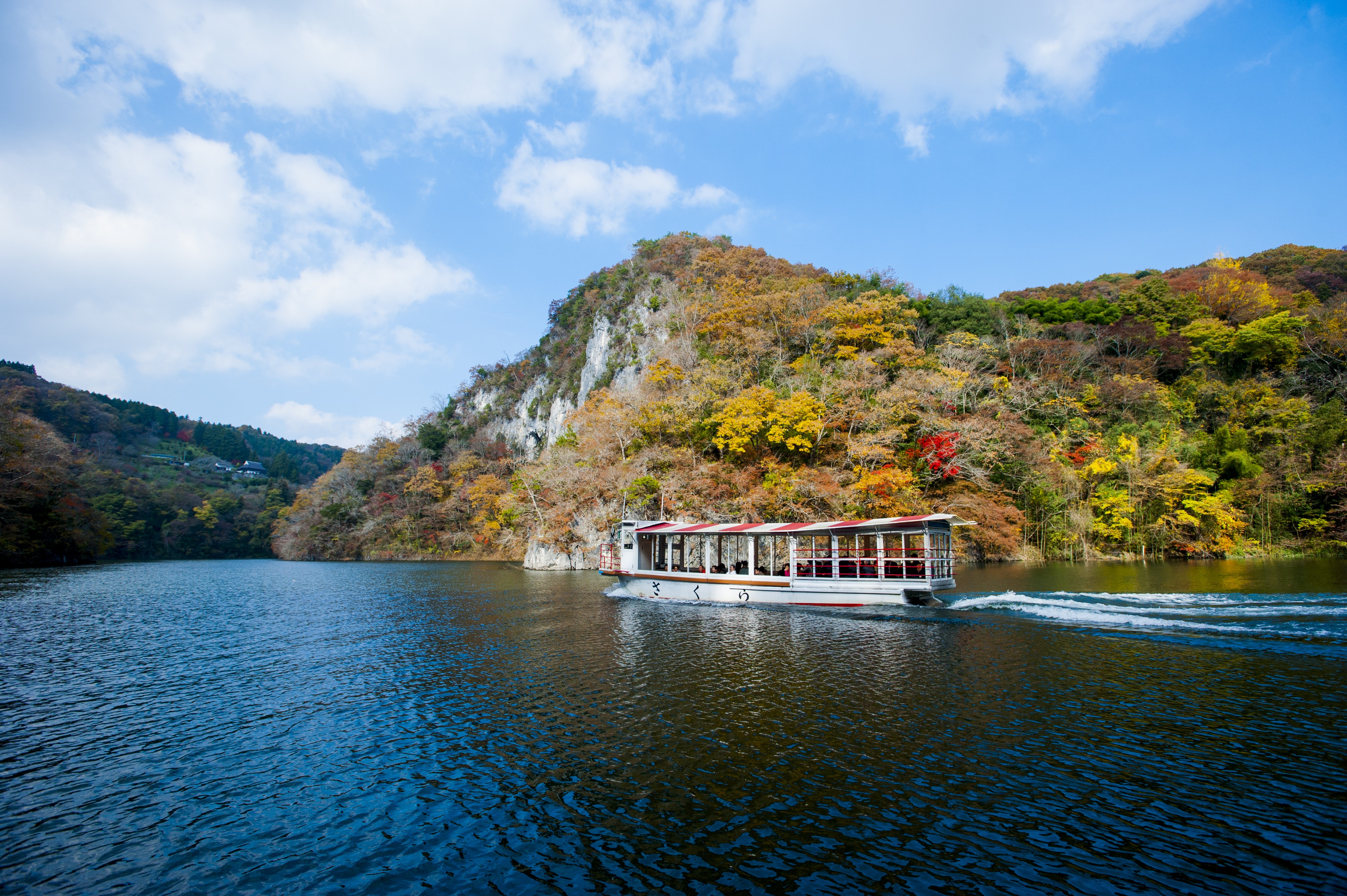 遊覧船と紅葉の神龍湖岸