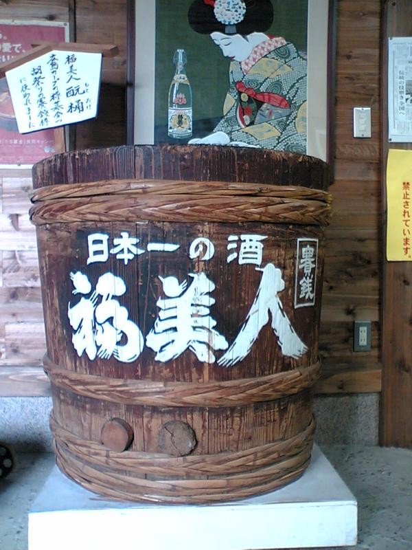 カープ樽募金の火付け役となった初代桶樽も展示されています。