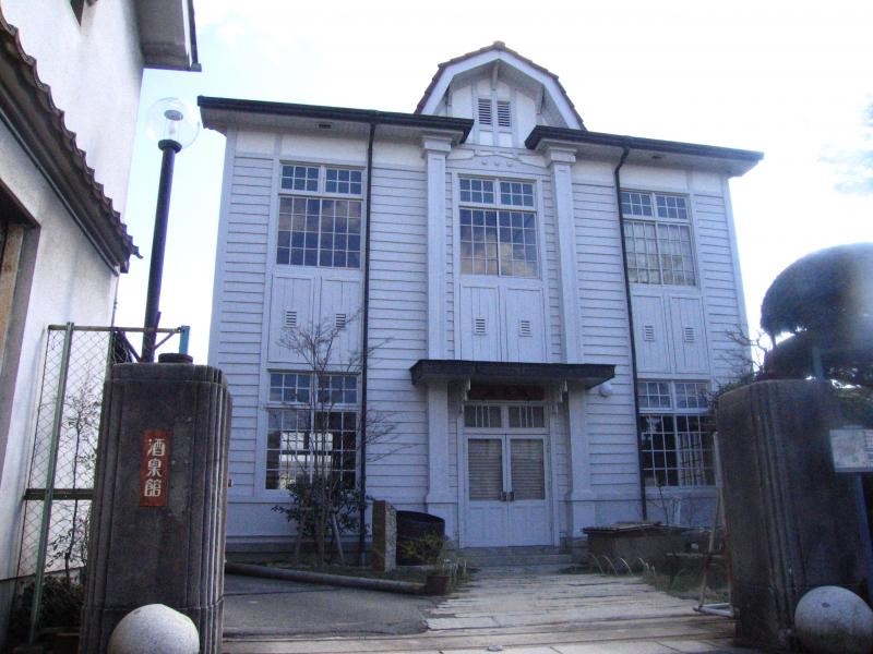 敷地内に建つ旧広島県西条清酒醸造支場を改修したお酒喫茶「酒泉館」。デザートもあり、散策の一休みスポットとして人気です。