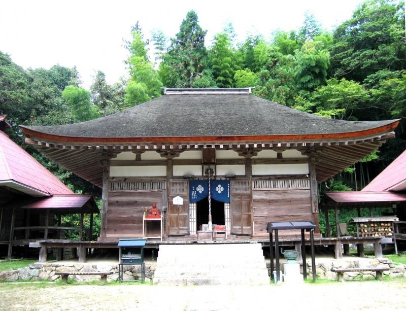 国の重要文化財に指定されている本堂。500年の風雨に耐えた、風格さえ漂わせる堂々とした建物です。