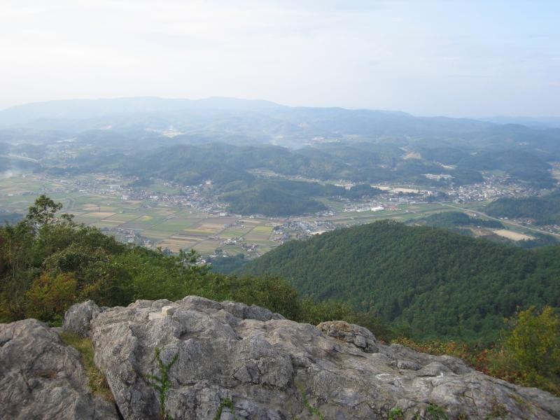 山頂付近からの展望。山々が波のように連なる様は絶景です。