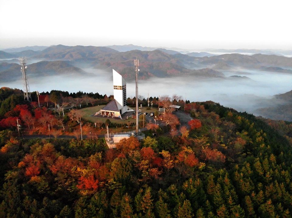 秋の朝、雲海と紙ヒコーキ・タワー