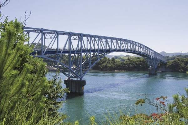 長島大橋でつながる長島には中国電力の発電所や海釣り公園があります。