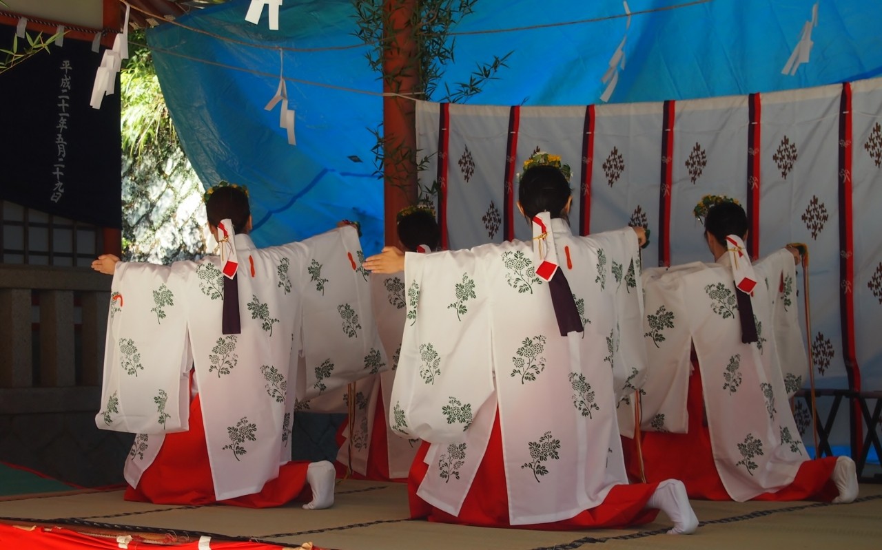 秋例祭での巫女舞(浦安の舞)