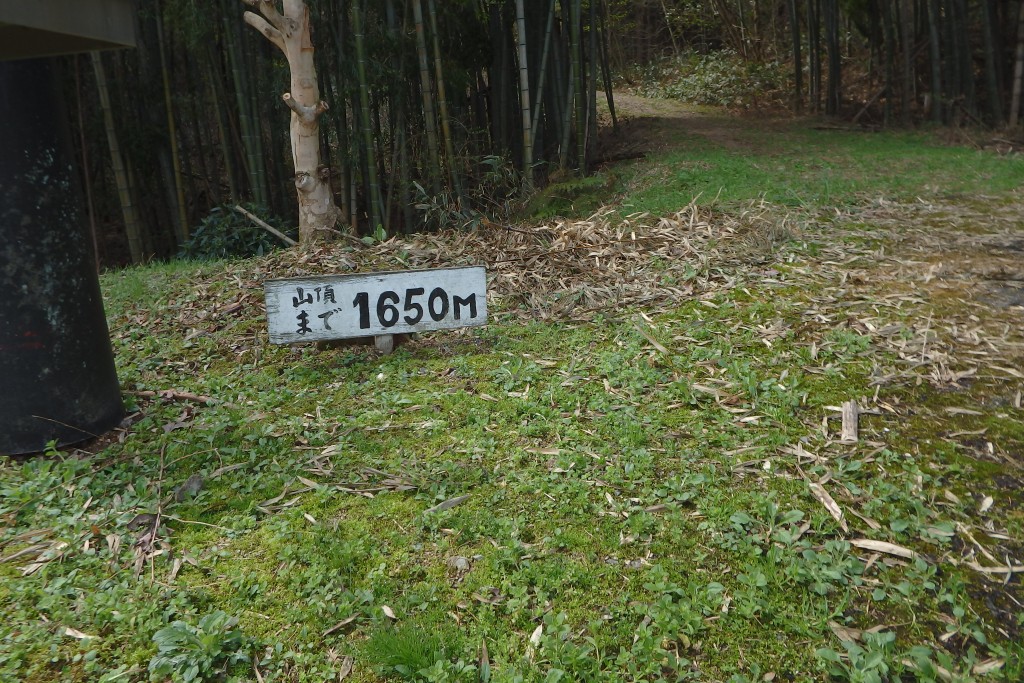 登山口付近には看板が立っています。