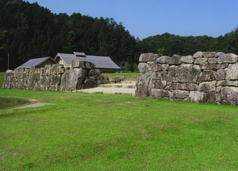 正面の石垣は高さ3mにおよび、特徴のある積み方をしてあります。