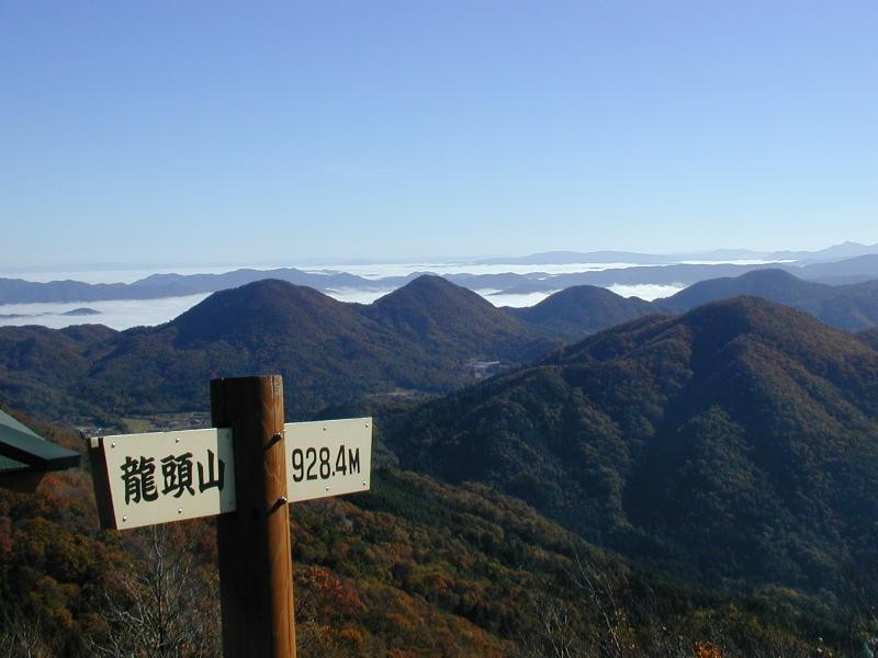 山頂からの眺め。空気の澄んだ日は瀬戸内海の島々や、宮島の弥山も見えることがあります。