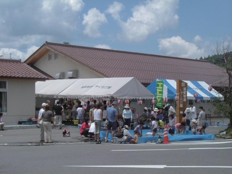 明眼寺は、多くの観光スポットが沿線に集まる県道33号線の側に建っています。お立ち寄りスポットの福富物産しゃくなげ館は目の前。