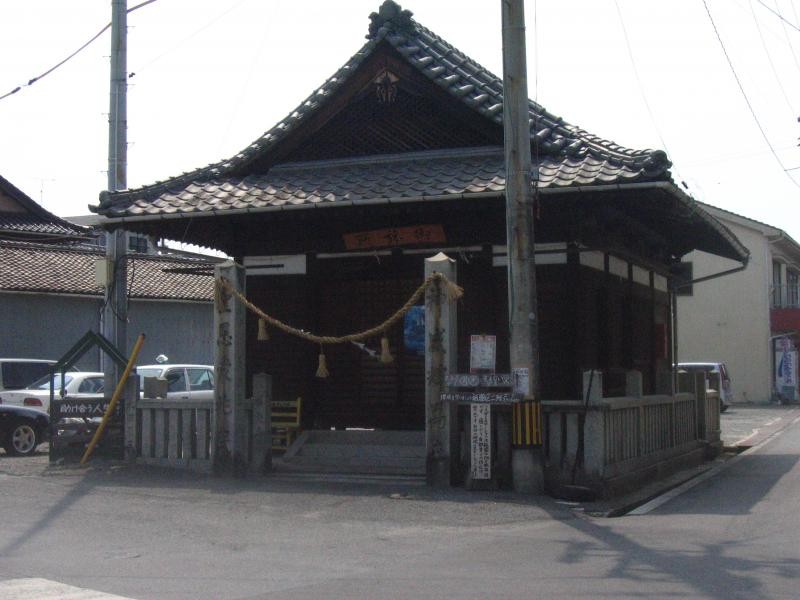 JR呉線安芸津駅前の祇園社御旅所。右横の玉垣をよく見てみましょう。