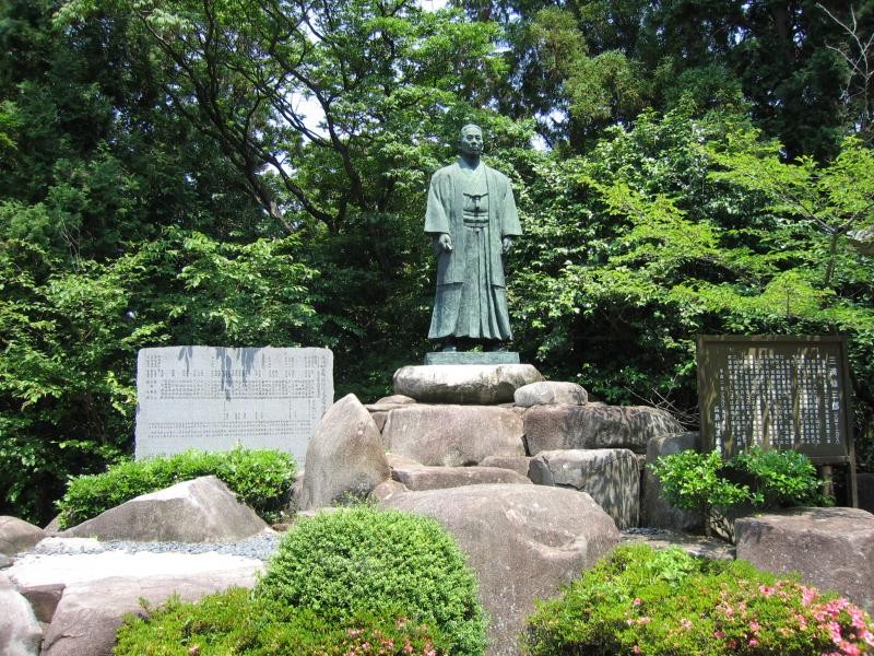 榊山八幡神社境内に建つ三浦仙三郎の銅像。敷地内には他に、仙三郎が寄進した石の酒甕もあり、必見です。