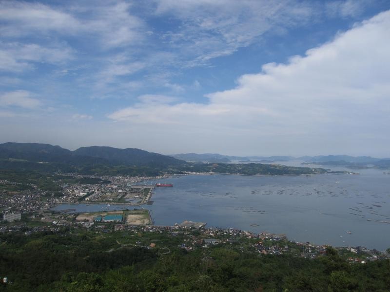 保野山山頂から見た安芸津の全景。瀬戸内海に面した風光明媚なこの地で三浦仙三郎は生まれ育ち、軟水醸造法を開発しました。彼の足跡は、この地の安芸津歴史民俗資料館、祇園社御旅所、榊山八幡神社、蓮光寺などに今も残されています。