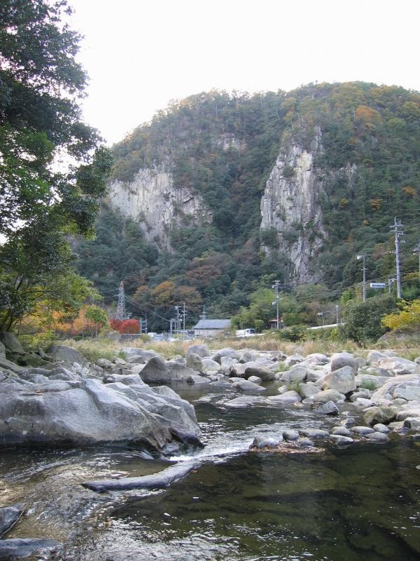 河内の深山峡。初夏の新緑や秋の紅葉は見事です。