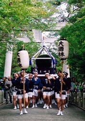 毎年10月に、酒蔵通り周辺で行われる酒まつり。松尾神社で祈祷を受けた大酒林神輿が出発し、メイン会場にむかいます。酒まつりは、毎年、20万人以上の人出で賑わいます。