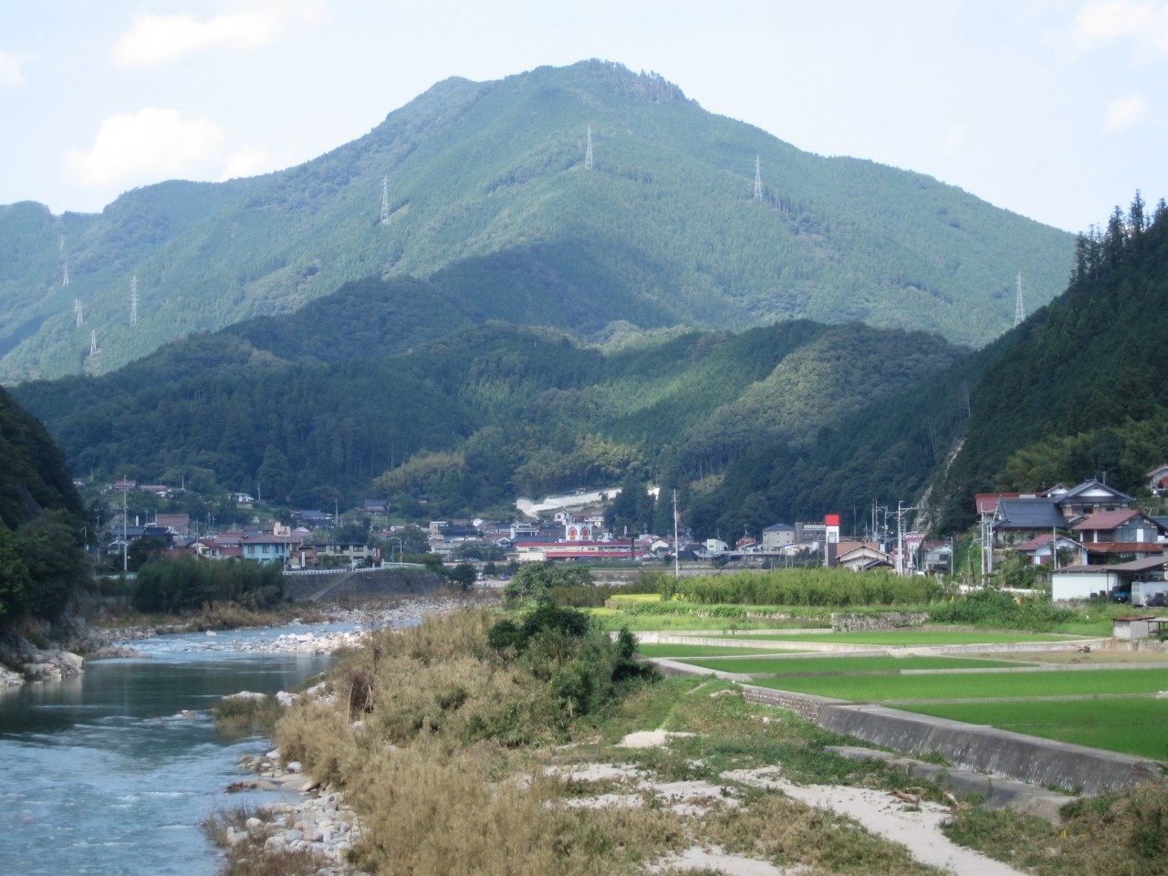 遠景　手前の太田川も美しく、たおやかに流れます。