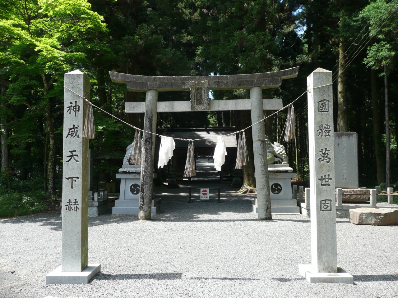 神社の正面入り口の外観