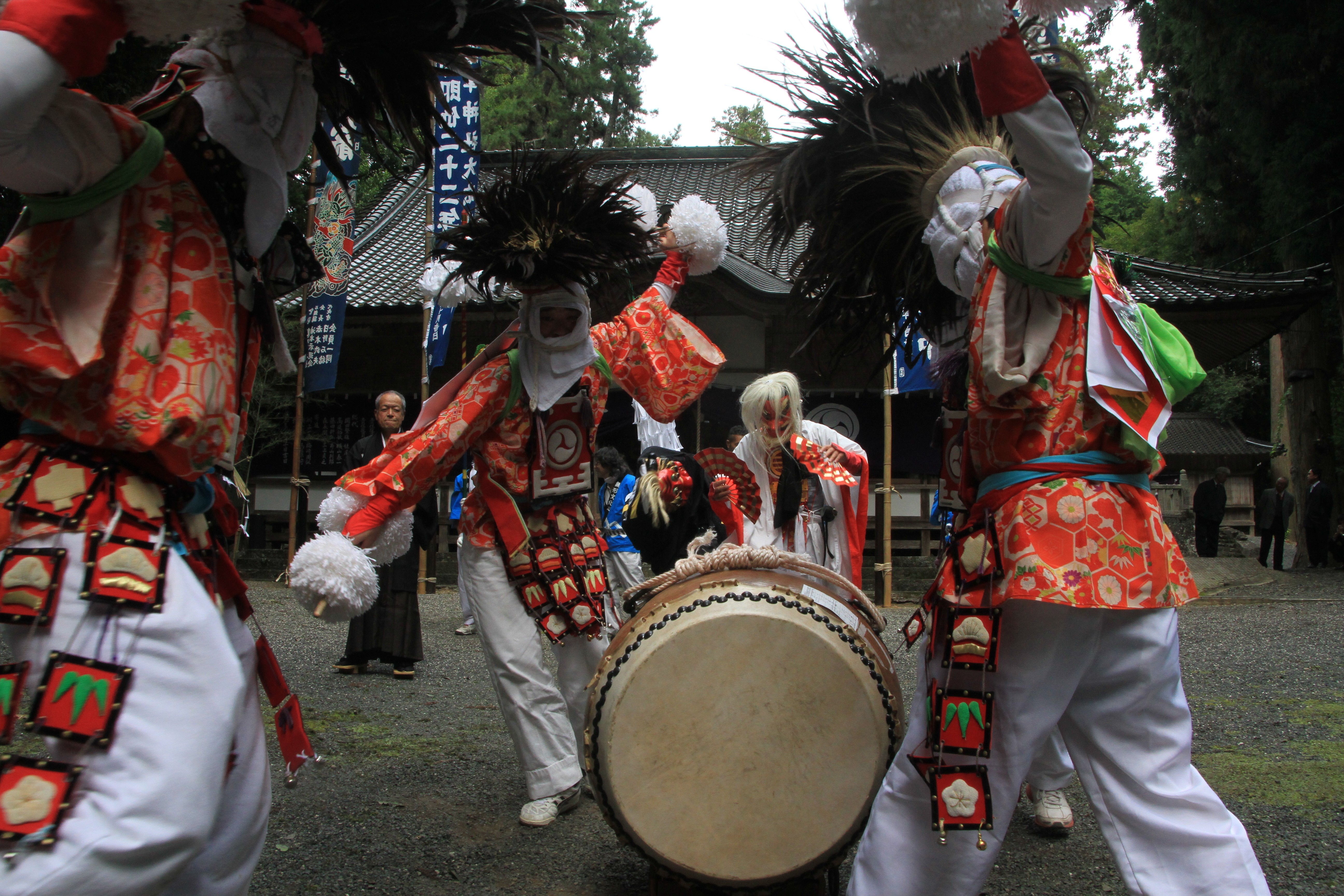 大祭に奉納される神祇の光景