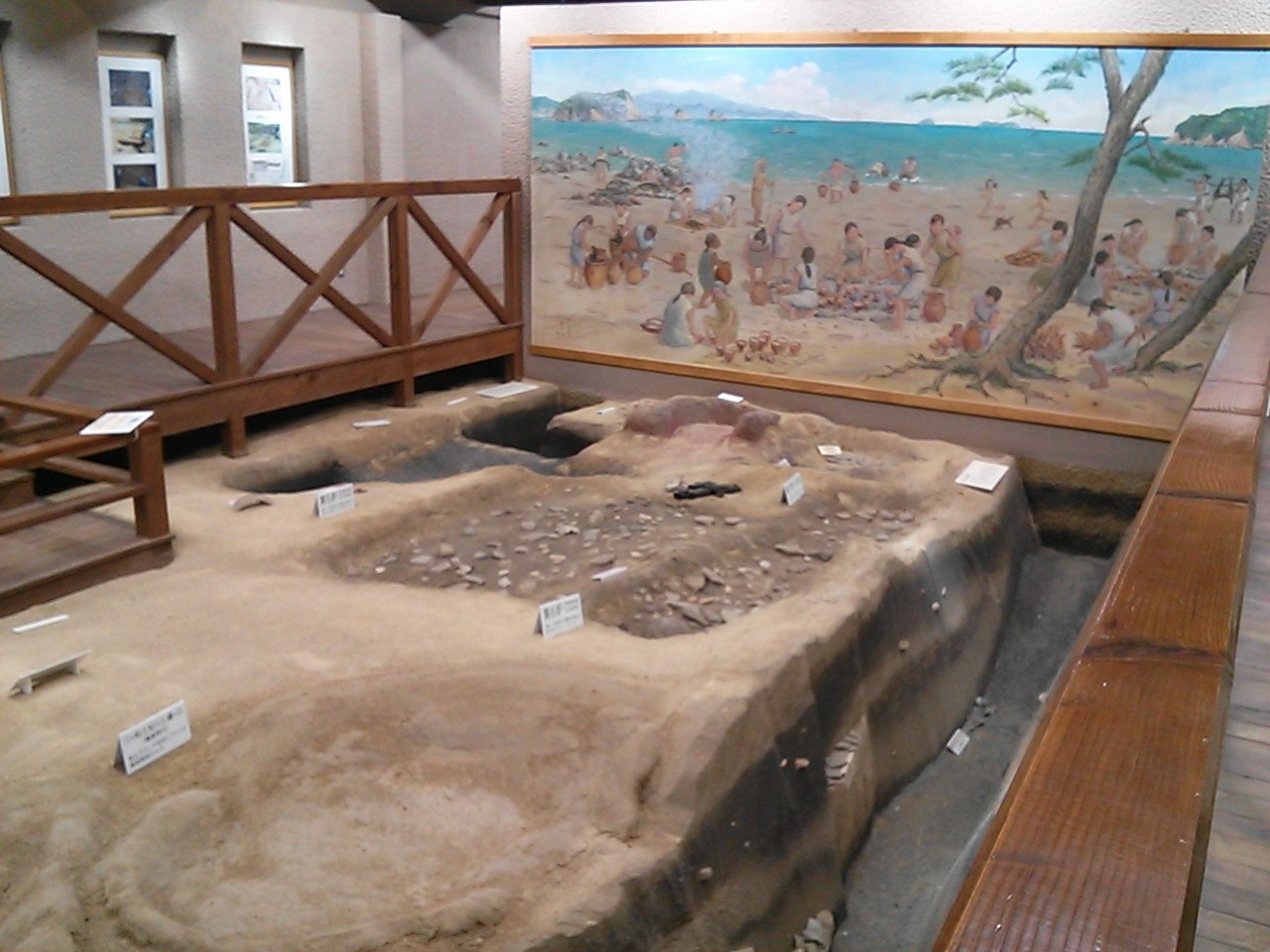 展示館内部は,この地から出土した古墳時代から平安時代の藻塩づくりの遺跡を展示しています。