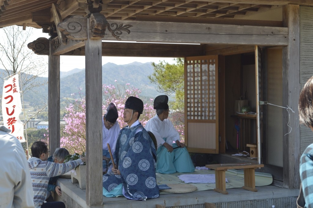 山頂にある神社で祭典がおこなわれます。