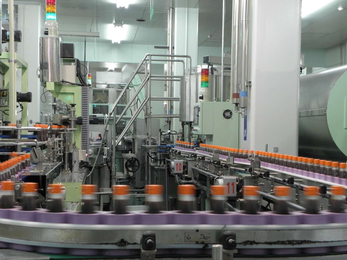 工場ではソースがボトルに詰められる工程から出荷までの様子を見学できる