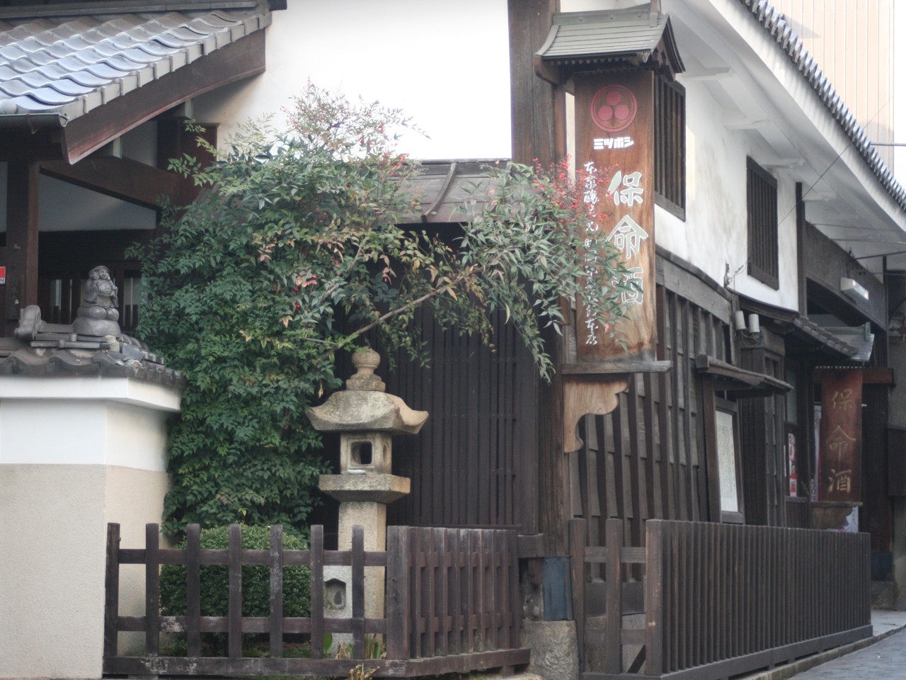 福山城長屋門を移築した店舗で、市の重要文化財。
現在は「岡本家長屋門」とも。
