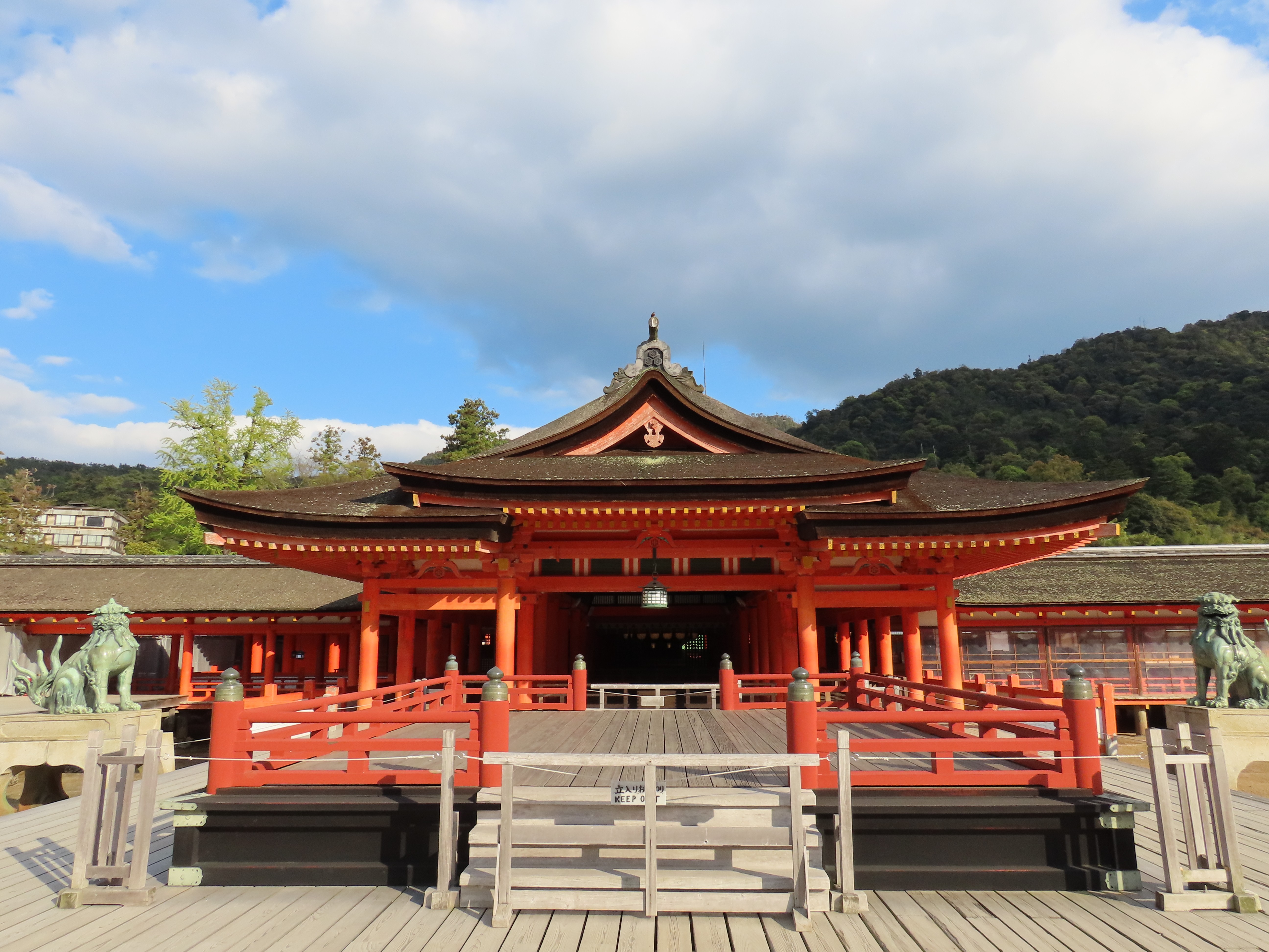 嚴島神社の写真（摂社、末社を含む）を掲載される場合には、別途、「嚴島神社」社務所への掲載許可手続きが必要です。※掲載手続きについては、「郵送」で嚴島神社社務所と直接やりとりを行ってください。