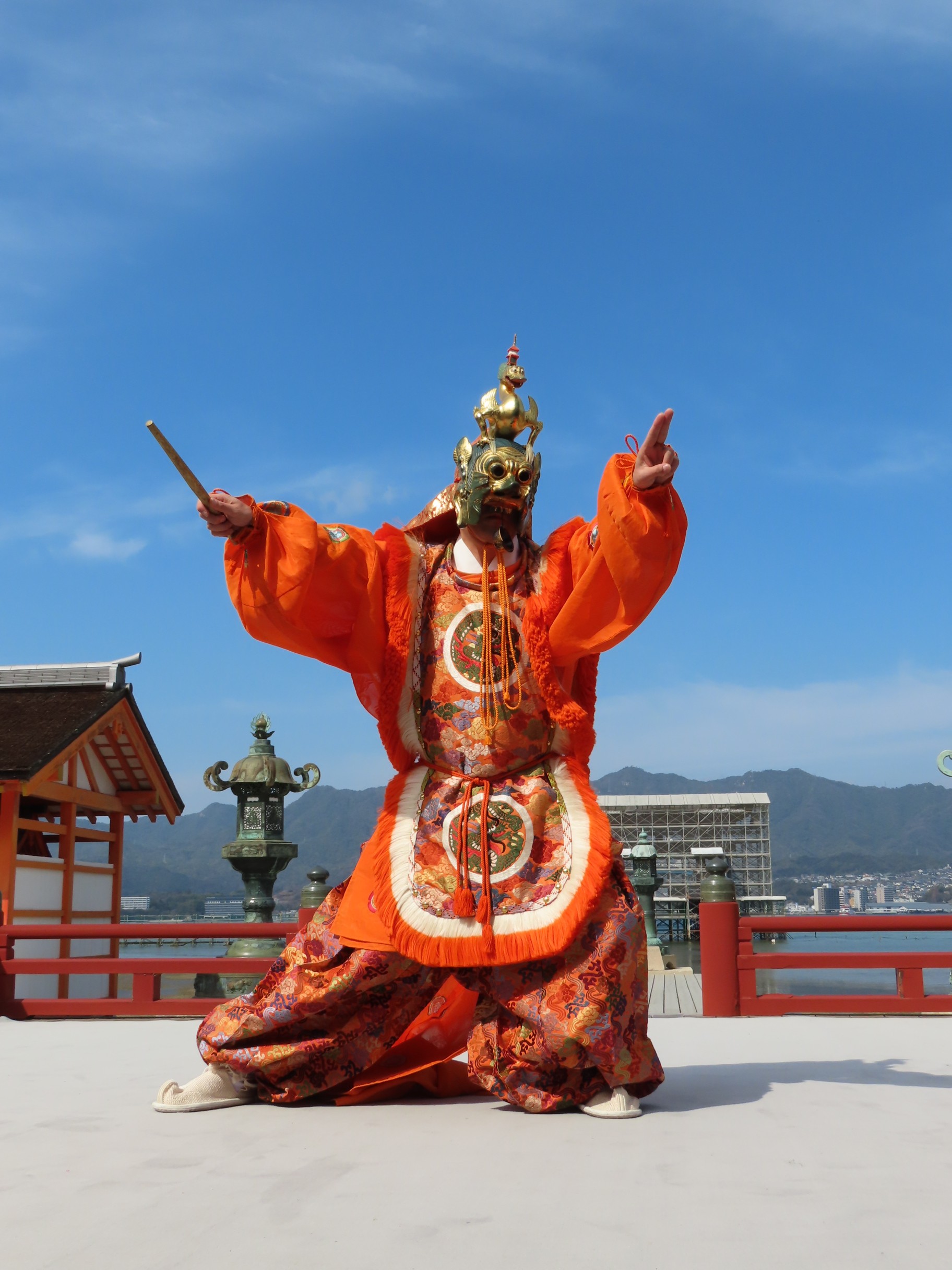 嚴島神社の写真（摂社、末社を含む）を掲載される場合には、別途、「嚴島神社」社務所への掲載許可手続きが必要です。※掲載手続きについては、「郵送」で嚴島神社社務所と直接やりとりを行ってください。