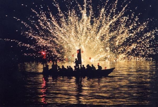 木江十七夜祭海上花火大会の様子