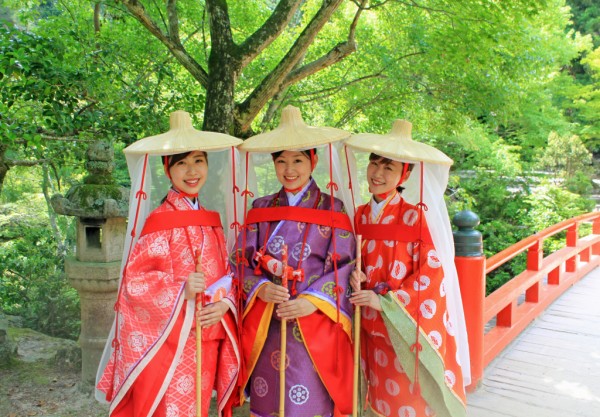 60年位前にスマトラ島ジャンビで新婚の二人にお祝いとして作られた枕刺繍額装 平安衣裳着物よそおい体験所みやじま紅葉の賀 | 【公式】広島の観光