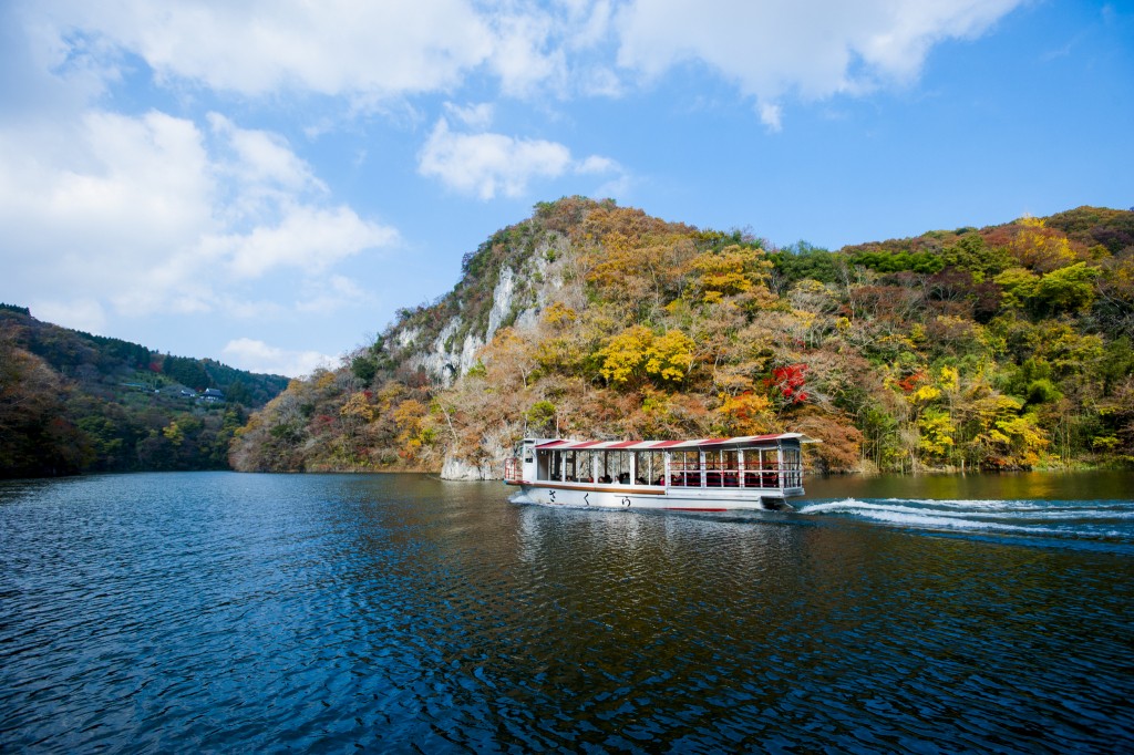 遊覧船と神龍湖岸壁風景