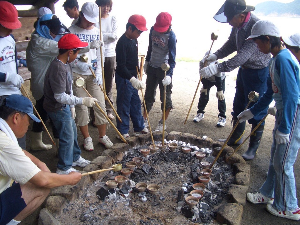 よみがえった古代の塩（藻塩）と染（鉱物染色） 昔人に成りきっての復元挑戦記/アド・ポポロ/金子晋（古代史研究）（単行本） よみがえった古代の塩（藻塩）と染（鉱物染色） 昔人に成りきって