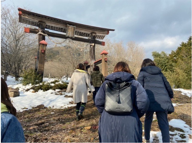 残雪が残る蘇羅比古神社参道