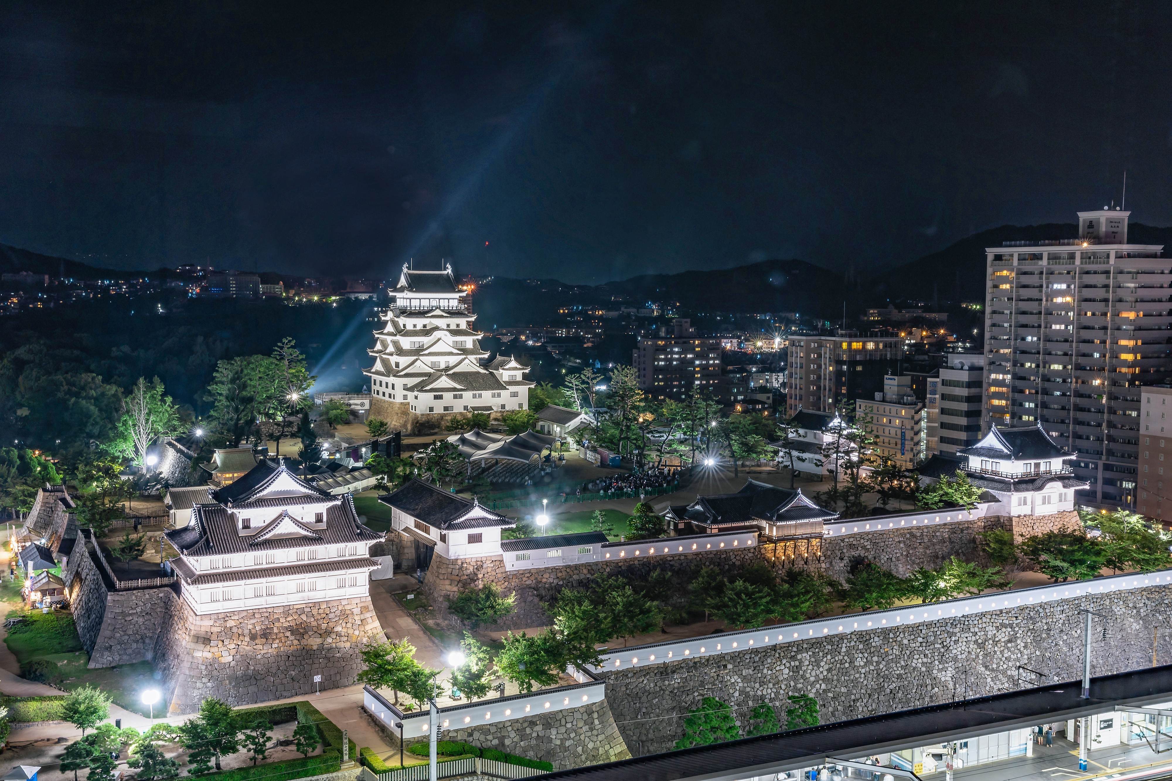 ホテル最上階からの夜景と福山城のライトアップ