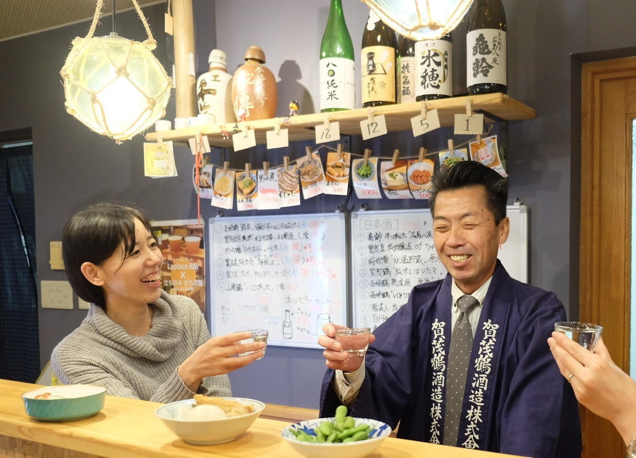 杜氏行きつけの角打ちで日本酒談義に花が咲きます。