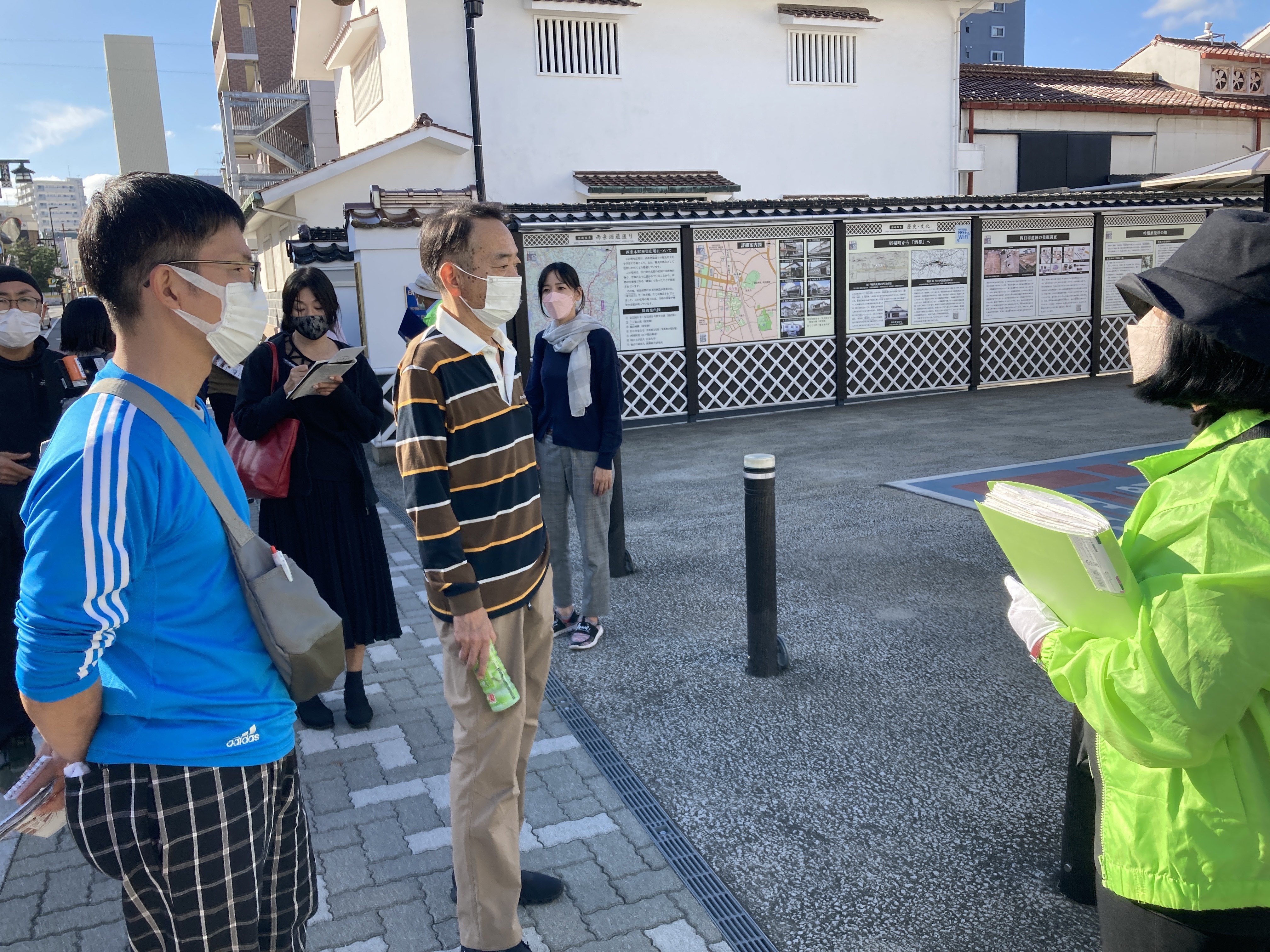 駅前に７つの蔵が密集する珍しい地域で、酒蔵ごとに異なる唯一無二の特色や、各蔵の仕込み水の味の違いを楽しみながら、レトロで情緒あふれる景観に癒されること間違いなし。