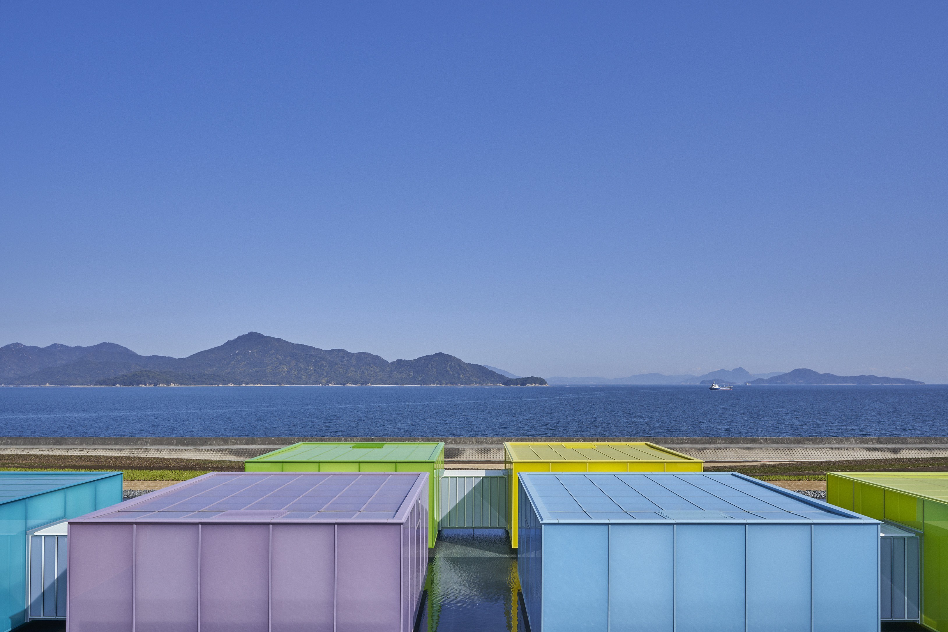 可動展示室は、坂 茂氏が海に浮かぶ島々から着想した建築です