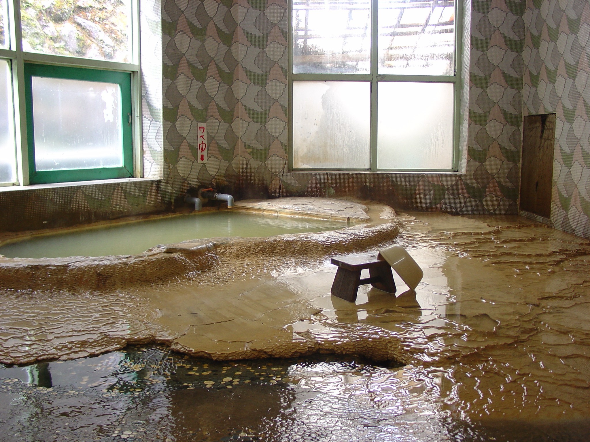 中村旅館の浴槽です。湯の花で千枚皿のようです