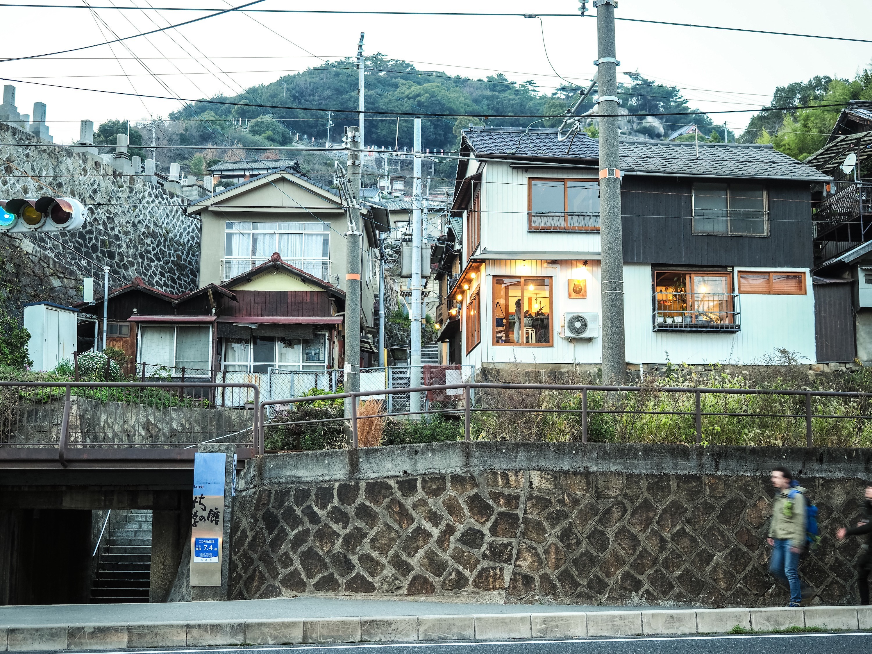 店舗は千光寺山の麓、線路のすぐ側にあります