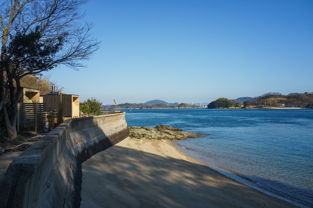 小佐木島は三原駅から陸路と船を合わせても20 分足らずで行けるため、「日本一、新幹線駅から近い離島」といわれています。