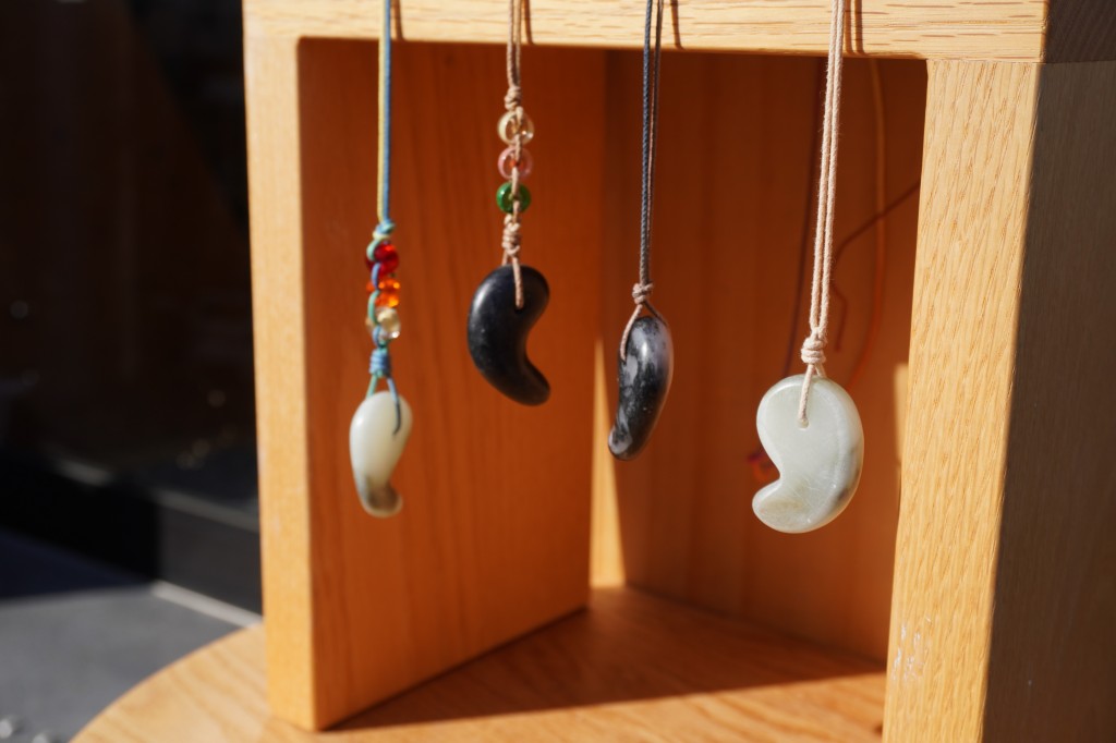 勾玉材料他一式 large.JPG