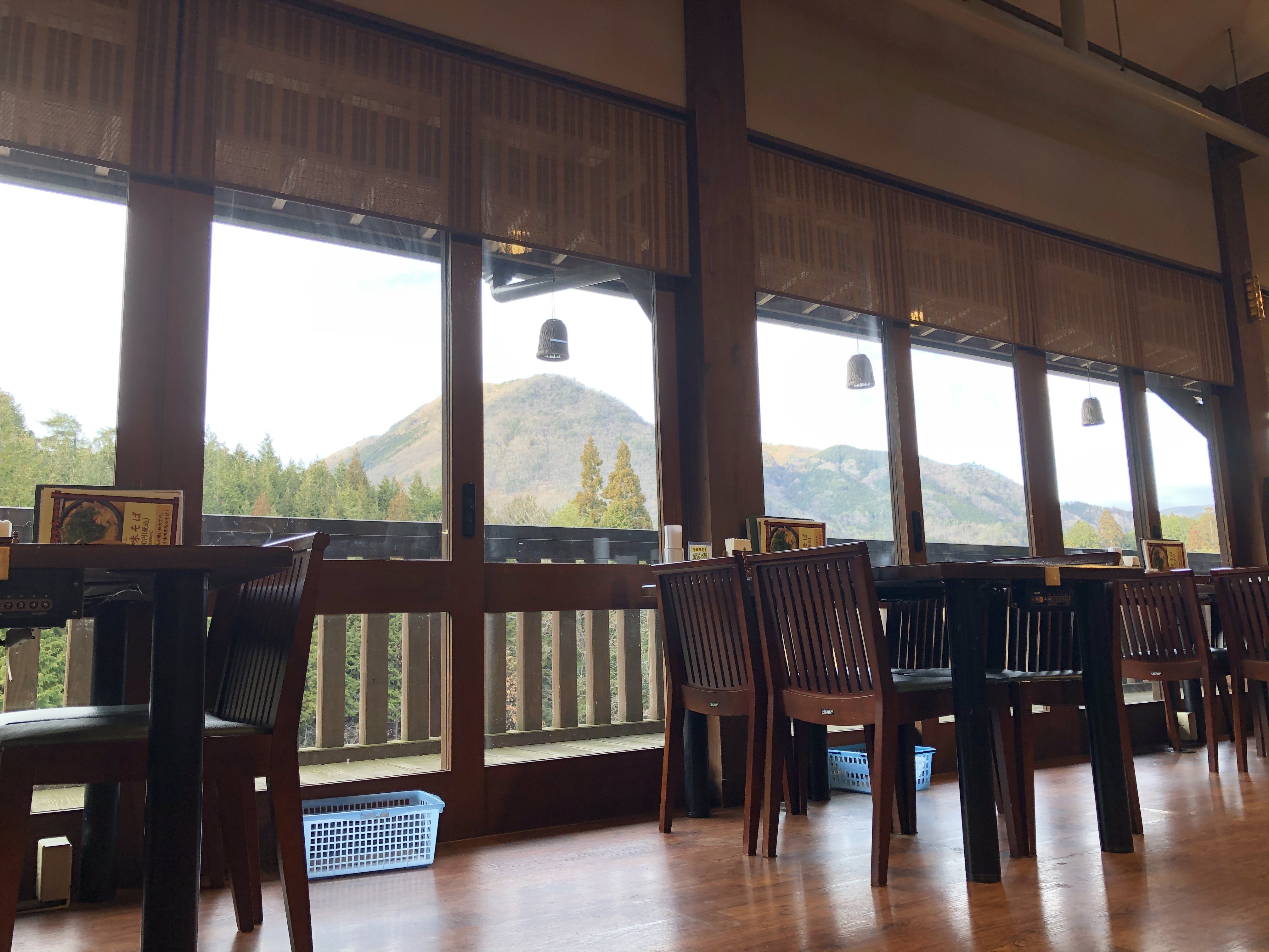 どんぐり庵の左側のレストランでも手打ちそばが食べられます。