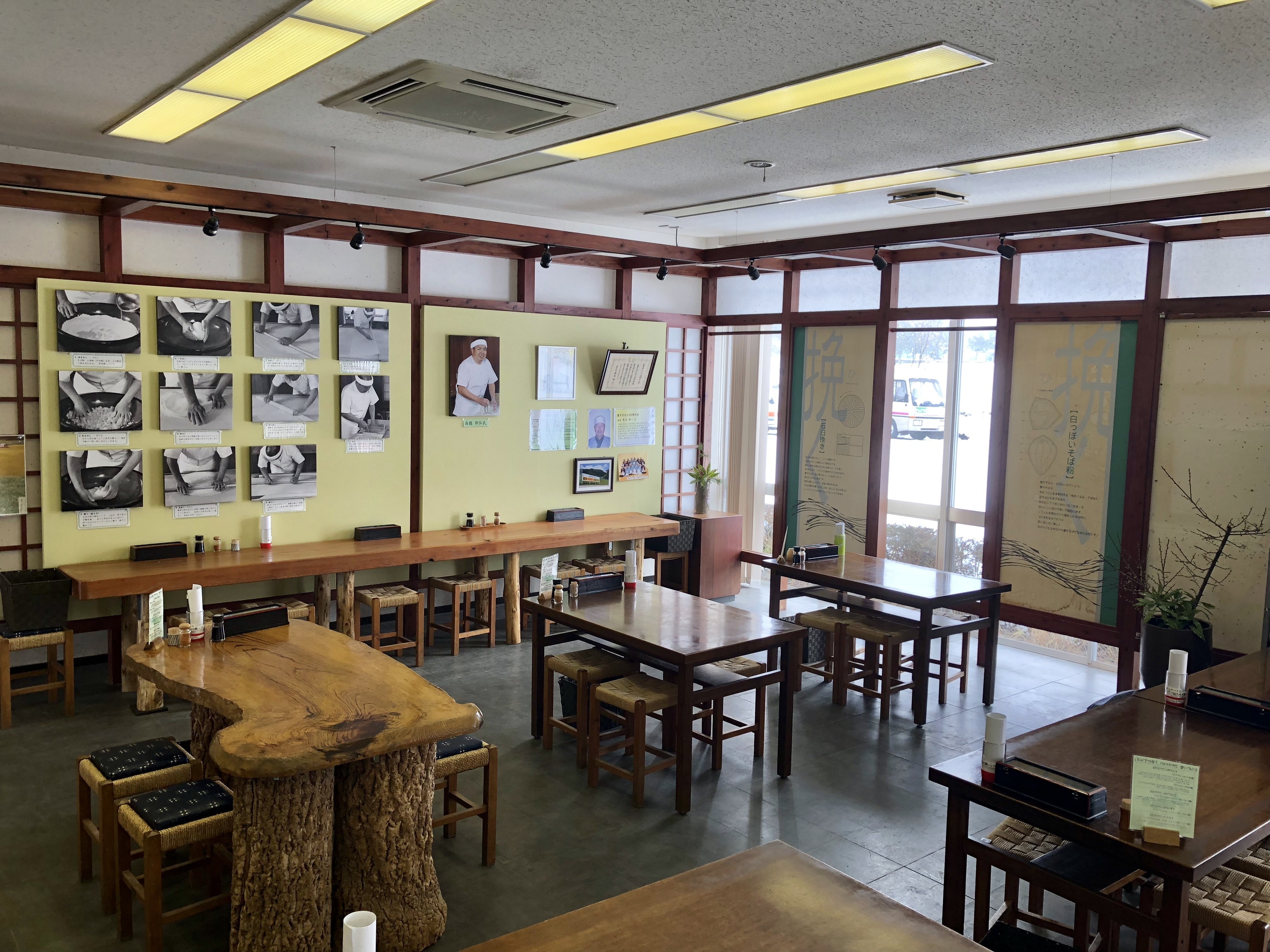 道場手前のそば処どんぐり庵では職人の打ったそばが食べられます。