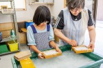 Otake-Erlebnis bei der Herstellung von handgemachtem Washi-Papier