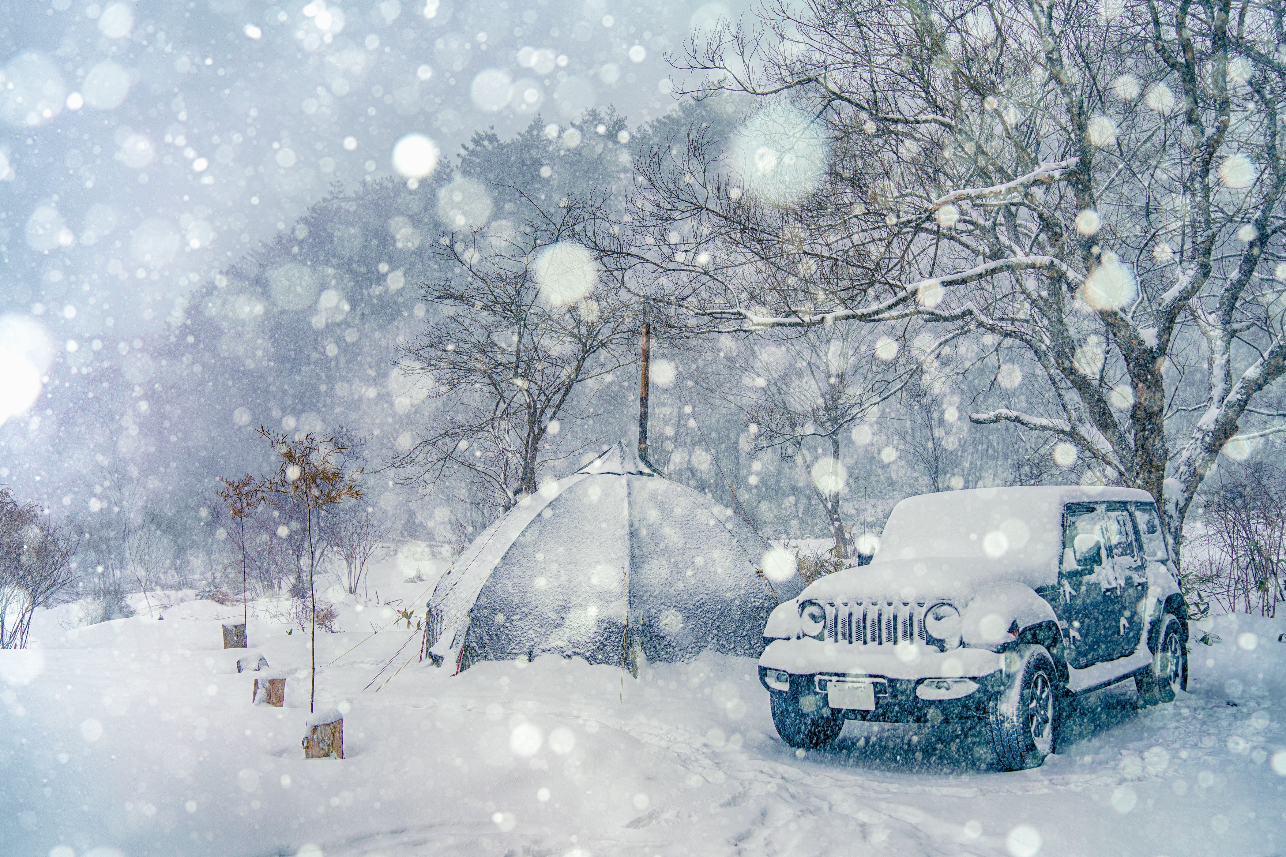 降りしきる雪で車もテントも雪景色の中に溶けていく
