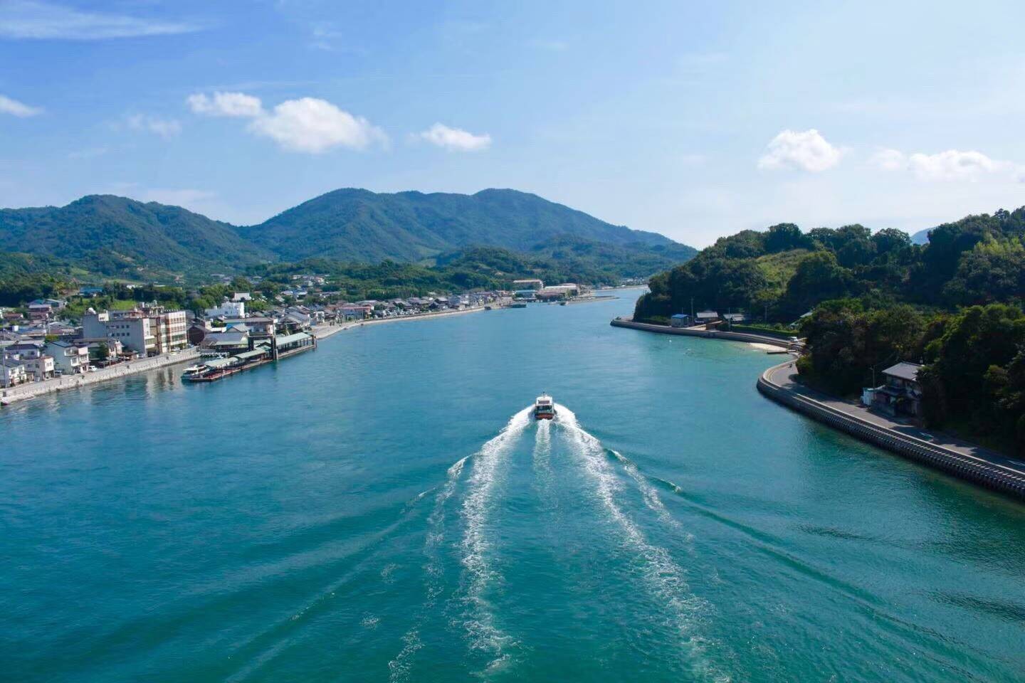 瀬戸田町の生口島(左)と高根島(右)。