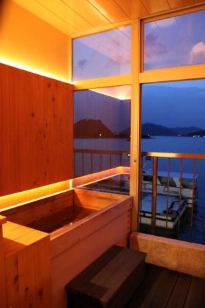 瀬戸内海が展望出来る半露天風呂付きお部屋もあります。