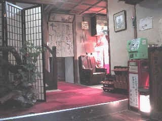 黒光りする木造りの階段と手すり。落ち着いた畳のお部屋でゆっくりと瀬戸田の一泊をくつろいでみませんか